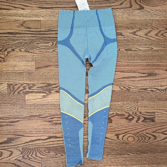 Fabletics High-Waisted Seamless workout Legging NWT Size S - Picture 2 of 4